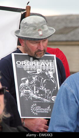 Orgreave, South Yorkshire, UK. 18 juin 2015. Les partisans de la Vérité et Justice Campagne Orgreave recueillir près de l'ancien site de la cokerie Orgreave pour marquer le 31e anniversaire de la bataille d'Orgreave, une confrontation entre la police et les mineurs de charbon qui ont eu lieu au cours de l'année longue grève des mineurs en 1984-1985. Credit : Deborah Vernon/Alamy Live News Banque D'Images