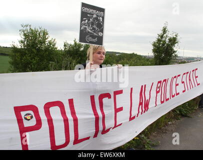 Orgreave, South Yorkshire, UK. 18 juin 2015. Les partisans de la Vérité et Justice Campagne Orgreave recueillir près de l'ancien site de la cokerie Orgreave pour marquer le 31e anniversaire de la bataille d'Orgreave, une confrontation entre la police et les mineurs de charbon qui ont eu lieu au cours de l'année longue grève des mineurs en 1984-1985. Credit : Deborah Vernon/Alamy Live News Banque D'Images