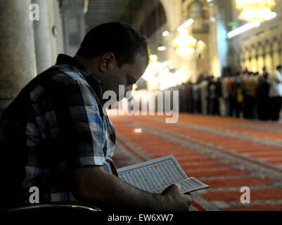 Damas, Syrie. 18 Juin, 2015. Syriens effectuer prières sur le premier jour du mois du ramadan à la mosquée des Omeyyades à Damas, la capitale de la Syrie, le 18 juin 2015. © Ammar/Xinhua/Alamy Live News Banque D'Images