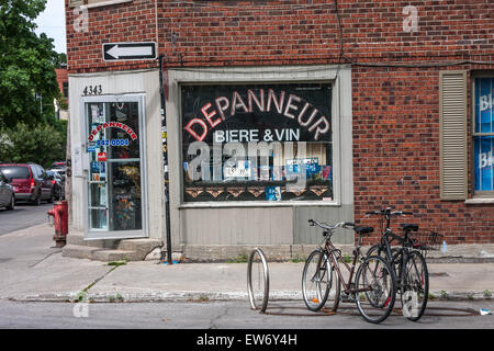 Une photo d'un magasin de coin à sens unique pratique appelé Depanneur à Montréal Québec Canada avec deux vélos et une roue sur un porte-vélos. Banque D'Images