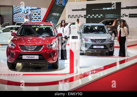 Buenos Aires, Argentine. 18 Juin, 2015. Les modèles posent avec des voitures de marque chinoise Chery au cours de la 7e International Motor Show à Buenos Aires, capitale de l'Argentine, le 18 juin 2015. Crédit : Martin Zabala/Xinhua/Alamy Live News Banque D'Images