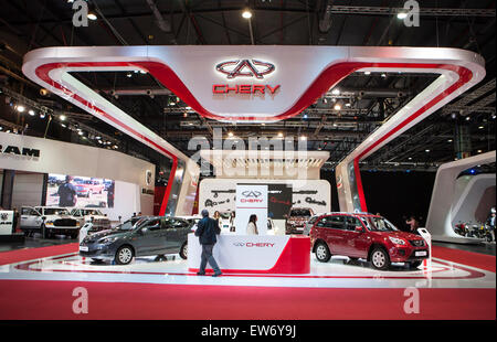 Buenos Aires, Argentine. 18 Juin, 2015. Visite le stand du constructeur automobile chinois Chery au cours de la 7e International Motor Show à Buenos Aires, capitale de l'Argentine, le 18 juin 2015. Crédit : Martin Zabala/Xinhua/Alamy Live News Banque D'Images