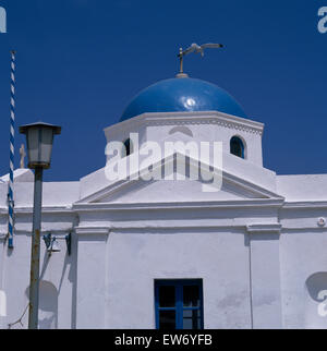 L'église blanche traditionnelle en Grèce Banque D'Images