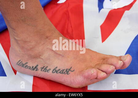 Toe anciens combattants-lutte, champion du monde Alan 'Nasty' Nash affiche son tatouage à la Toe championnats dans le Derbyshire Banque D'Images