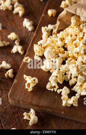 Électrique fait maison dans un sac de Popcorn Maïs Banque D'Images