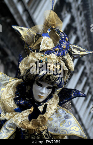 Un Reveler portant masque traditionnel et peignoirs au Carnaval de Venise pour un usage éditorial uniquement Banque D'Images