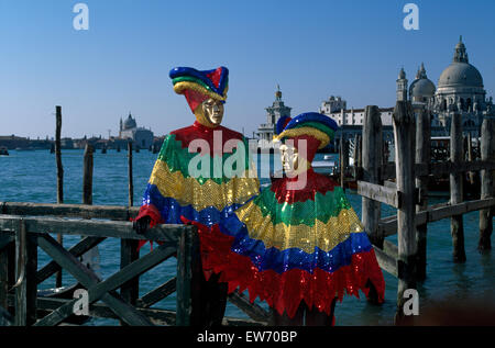 Le port de masques traditionnels et fêtards robes colorées sur ponton au Carnaval de Venise pour un usage éditorial uniquement Banque D'Images