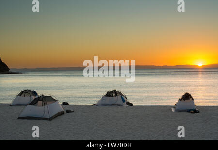 Mexique, Baja, Lapaz, Espiritu Santo. Camping au coucher du soleil. Banque D'Images