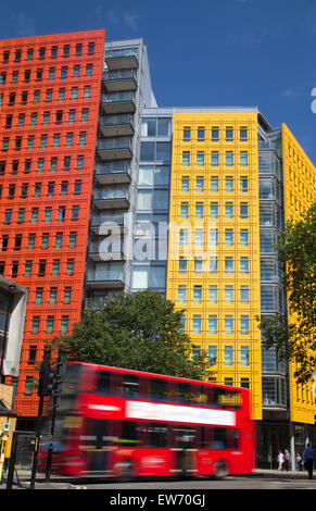 London bus à impériale rouge en passant par les blocs de bureau aux couleurs vives Banque D'Images