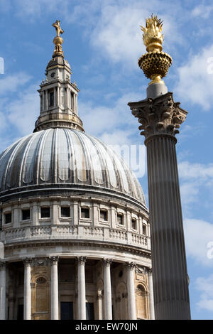 Vue sur le dôme de la Cathédrale St Paul avec colonne carrée Paternoster Banque D'Images