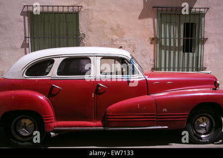 Old American Classic car dans la Vieille Havane, Cuba. Banque D'Images