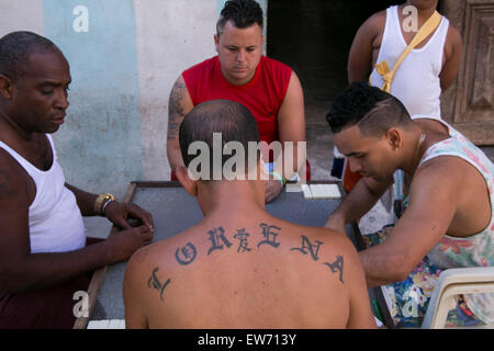 Les hommes jouent aux dominos dans la rue dans la Vieille Havane, Cuba. Banque D'Images