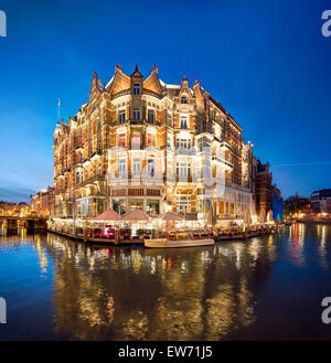 Amsterdam Hotel de l'Europe sur l'angle de la rivière Amstel et Rokin canal. Hôtel 5 étoiles historique dans un bâtiment romantique. Banque D'Images