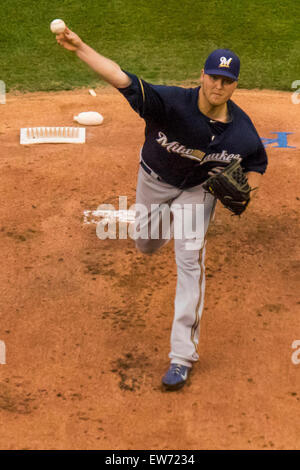 Kansas City, MO, USA. 18 Juin, 2015. Jimmy Nelson # 52 des Milwaukee Brewers emplacements en première manche au cours de la MLB match entre les Milwaukee Brewers et les Royals de Kansas City à Kauffman Stadium de Kansas City, MO. Kyle Rivas/CSM/Alamy Live News Banque D'Images