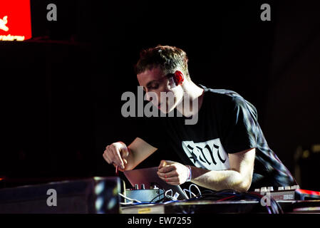 Barcelone, Catalogne, Espagne. 18 Juin, 2015. Producteur et DJ berlinois JAY DONALDSON, aka PALMS TRAX, livre quelques 'techno' mix live sur la scène du 22e festival Sonar à Barcelone Crédit : Matthias Rickenbach/ZUMA/ZUMAPRESS.com/Alamy fil Live News Banque D'Images