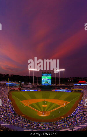 Kansas City, MO, USA. 18 Juin, 2015. Les nuages éclairés sur le Stade Kauffman en sixième manche au cours de la MLB match entre les Milwaukee Brewers et les Royals de Kansas City à Kauffman Stadium de Kansas City, MO. Kyle Rivas/CSM/Alamy Live News Banque D'Images