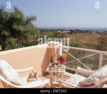 Des chaises confortables sur balcon terrasse de villa avec vue sur la mer Banque D'Images