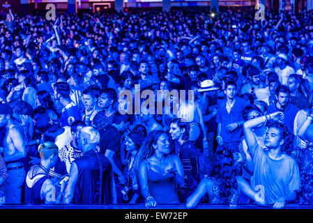 Barcelone, Catalogne, Espagne. 18 Juin, 2015. Les festivaliers se déplacer à la musique de la pop électronique quintet 'HOT CHIP' à la 22e festival Sonar à Barcelone. Credit : Matthias Rickenbach/ZUMA/ZUMAPRESS.com/Alamy fil Live News Banque D'Images