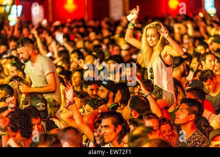 Barcelone, Catalogne, Espagne. 18 Juin, 2015. Les festivaliers se déplacer à la musique de la pop électronique quintet 'HOT CHIP' à la 22e festival Sonar à Barcelone. Credit : Matthias Rickenbach/ZUMA/ZUMAPRESS.com/Alamy fil Live News Banque D'Images