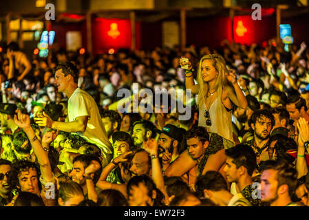 Barcelone, Catalogne, Espagne. 18 Juin, 2015. Les festivaliers se déplacer à la musique de la pop électronique quintet 'HOT CHIP' à la 22e festival Sonar à Barcelone. Credit : Matthias Rickenbach/ZUMA/ZUMAPRESS.com/Alamy fil Live News Banque D'Images