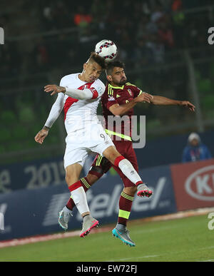 Valparaiso, Chili. 18 Juin, 2015. Le Venezuela's Tomas Rincon (R) rivalise avec Paolo Guerrero du Pérou au cours de leur match du groupe C de la coupe d'Amérique de 2015 à Valparaiso, Chili, Juin 18, 2015. Le Pérou a gagné 1-0. Credit : Xu Zijian/Xinhua/Alamy Live News Banque D'Images