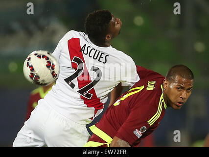 Valparaiso, Chili. 18 Juin, 2015. Le Venezuela's Salomon Rondon (R) rivalise avec le Pérou Carlos Ascues au cours de leur match du groupe C de la coupe d'Amérique de 2015 à Valparaiso, Chili, Juin 18, 2015. Le Pérou a gagné 1-0. Credit : Xu Zijian/Xinhua/Alamy Live News Banque D'Images