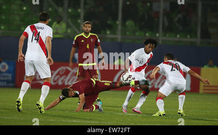 Valparaiso, Chili. 18 Juin, 2015. Le Venezuela's Tomas Rincon (en bas) au cours de la concurrence groupe C match contre le Pérou de 2015 American Cup à Valparaiso, Chili, Juin 18, 2015. Le Pérou a gagné 1-0. Credit : Xu Zijian/Xinhua/Alamy Live News Banque D'Images