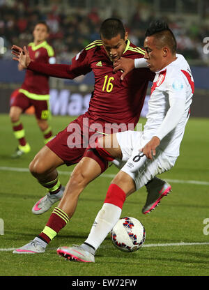 Valparaiso, Chili. 18 Juin, 2015. Pérou's Christian Cueva (R) rivalise avec le Venezuela's Roberto Rosales durant leur match du groupe C de la coupe d'Amérique de 2015 à Valparaiso, Chili, Juin 18, 2015. Le Pérou a gagné 1-0. Credit : Xu Zijian/Xinhua/Alamy Live News Banque D'Images