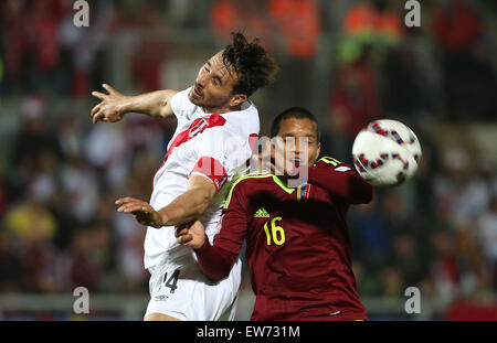 Valparaiso, Chili. 18 Juin, 2015. Claudio Pizarro du Pérou (L) rivalise avec le Venezuela's Roberto Rosales durant leur match du groupe C de la coupe d'Amérique de 2015 à Valparaiso, Chili, Juin 18, 2015. Le Pérou a gagné 1-0. Credit : Xu Zijian/Xinhua/Alamy Live News Banque D'Images