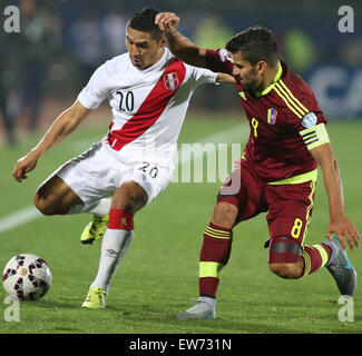 Valparaiso, Chili. 18 Juin, 2015. Joel du Pérou Sanchez (L) rivalise avec le Venezuela's Tomas Rincon durant leur match du groupe C de la coupe d'Amérique de 2015 à Valparaiso, Chili, Juin 18, 2015. Le Pérou a gagné 1-0. Credit : Rong Hao/Xinhua/Alamy Live News Banque D'Images