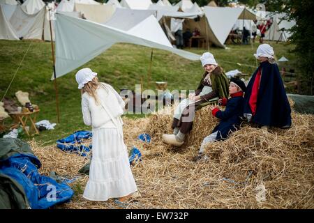 Waterloo, de reconstitution historique de différents pays se sont réunis à Waterloo pour participer à la commémoration du 200e anniversaire de la bataille de Waterloo. 18 Juin, 1815. Les enfants vêtus de costumes du 19ème siècle jouer dans un camp à Waterloo, Belgique, le 18 juin 2015. De reconstitution historique de différents pays se sont réunis à Waterloo pour participer à la commémoration du 200e anniversaire de la bataille de Waterloo, donnant vie à la bataille légendaire passe le 18 juin 1815. © Zhou lei/Xinhua/Alamy Live News Banque D'Images