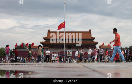 Beijing, Chine. 19 Juin, 2015. Le drapeau national chinois vole à Berne pour pleurer Qiao Shi, ancien président de la Chine du Congrès national du peuple Comité permanent, à la place Tian'anmen à Beijing, capitale de Chine, le 19 juin 2015. © Xing Guangli/Xinhua/Alamy Live News Banque D'Images
