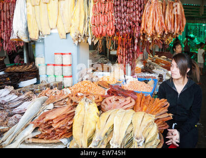 Un vendeur de viande et poisson séché au Marché Central (aka Manuel Thom Thmey ou Nouveau Grand Marché) à Phnom Penh, Cambodge. Banque D'Images