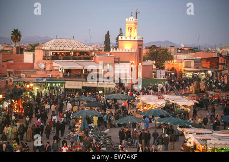 Mosquée bleue et de la place principale, Place Djemaa Djemma el Fna, au coucher du soleil. Photo prise à l'entrée du labyrinthe des ruelles des souks en haut à droite.Je Banque D'Images