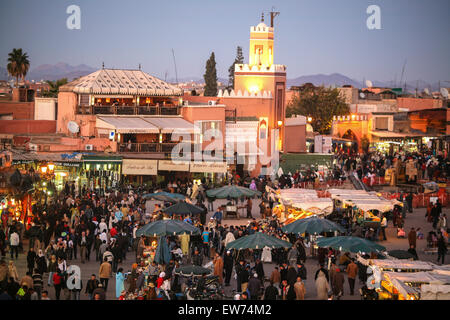 Mosquée bleue et de la place principale, Place Djemaa Djemma el Fna, au coucher du soleil. Photo prise à l'entrée du labyrinthe des ruelles des souks en haut à droite.Je Banque D'Images