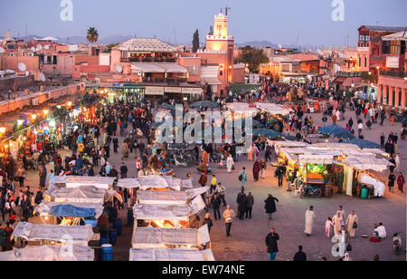 Mosquée bleue et de la place principale, Place Djemaa Djemma el Fna, au coucher du soleil. Photo prise à l'entrée du labyrinthe des ruelles des souks en haut à droite.Je Banque D'Images