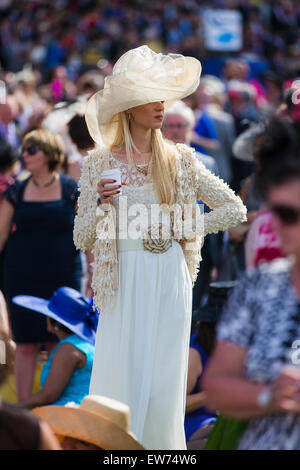 Ascot, Berkshire, Royaume-Uni. 18 Juin, 2015. Fashion, le spectacle au Royal Ascot Mesdames Jour Crédit : David Betteridge/Alamy Live News Banque D'Images