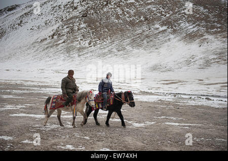 Cavaliers équitation dans Changthang pendant les mois d'hiver Banque D'Images