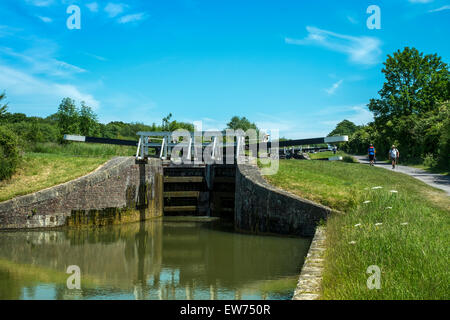 Caen Hill Locks sont un vol de 29 écluses sur le canal Kennet et Avon, entre Rowde et de Devizes dans le Wiltshire, Angleterre. Banque D'Images