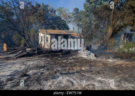 Modesto, Californie, USA. 18 Juin, 2015. Pas beaucoup de structures ont survécu à un feu d'herbe qui traversait les jardins de lotus sur north McHenry Avenue, California Highway 108. Un déménagement rapide poussée par le vent, feu d'herbe dans le nord de Modesto, CA détruit plusieurs structures une longue étendue le long de la rivière Stanislaus. Les pompiers de juste au sujet de chaque ministère dans le Comté de Stanislaus a répondu à l'incendie qui menace plus d'une douzaine de maisons. Credit : Marty Bicek/ZUMA/Alamy Fil Live News Banque D'Images