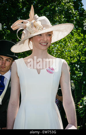 Ascot, Berkshire, Royaume-Uni. 18 Juin, 2015. Poldark star Eleanor Tomlinson dans un chic robe blanche qu'elle fréquente le Royal Ascot Crédit : David Betteridge/Alamy Live News Banque D'Images