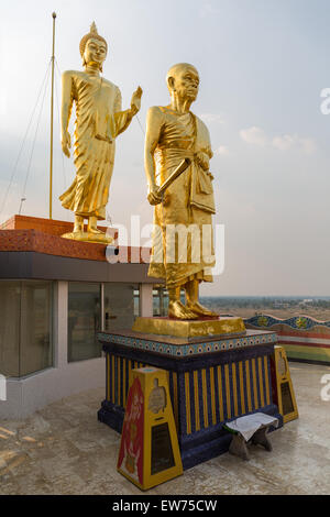 Statues en or de Bouddha et moine Luang Phor Khoon sur le toit de l'éléphant Temple Thep, Wittayakom Wittayakhom Vihara Banque D'Images