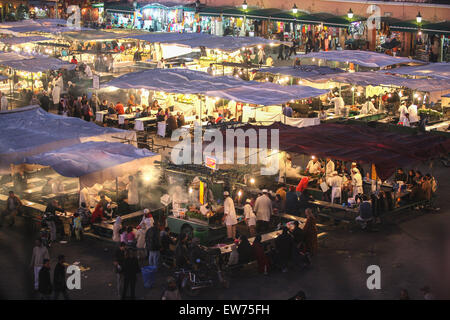 Mettre en place des stands de nourriture dans la soirée sur la place principale, Place Djemaa, Place Djemma el Fna. Dans le centre de Marrakech, Marrakech, Maroc, Afrique. Banque D'Images