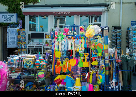 Vente de cadeaux colorés seaux et cosse dans Dorset de Lulworth Cove Lulworth Cove est un.cove près du village de Lulworth ouest, sur la côte jurassique. Banque D'Images