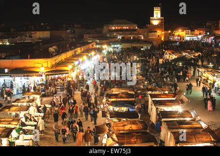 Mosquée bleue et de la place principale, Place Djemaa Djemma el Fna, juste après le coucher du soleil. Photo prise à l'entrée du labyrinthe de ruelles de le souk sur la plate-forme Banque D'Images