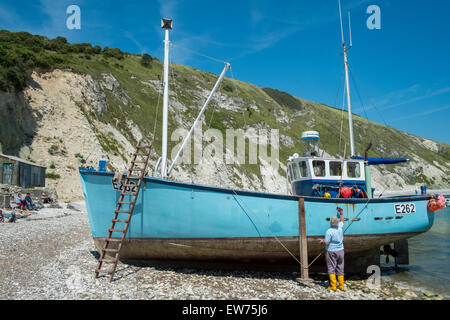 Bateau de pêche sur la plage de Meyrick Park Golf Course. Crique de Lulworth Cove est une crique près du village de Lulworth ouest, sur la côte jurassique du Dorset en site du patrimoine mondial, Banque D'Images