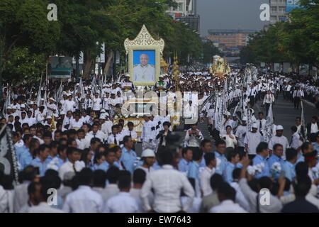 Phnom Penh, Cambodge. 19 Juin, 2015. Les gens d'assister aux funérailles de l'ex-Parti du peuple cambodgien (PPC) le chef et le président du Sénat Chea Sim à Phnom Penh, Cambodge, 19 juin 2015. Cambodge incinéré le corps de Chea Sim, vendredi. Credit : Phearum/Xinhua/Alamy Live News Banque D'Images