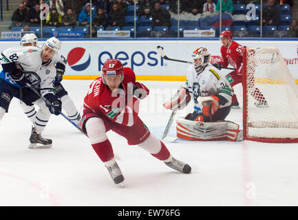 Moscou - le 10 janvier : C. Solodukhin (17) dans l'attaque sur match de hockey contre Vityaz russe Medvezchak sur KHL le championnat de la ligue de hockey du premier ministre le 10 janvier 2015, à Moscou, Russie. Medvezcak a gagné 3:2 Banque D'Images