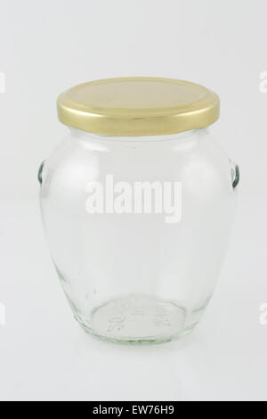 Couvercle fermé vide transparent pot pot de verre isolé en fond blanc Banque D'Images