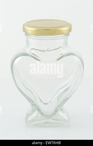 Couvercle fermé vide transparent en forme de coeur pot Mason isolé en fond blanc Banque D'Images